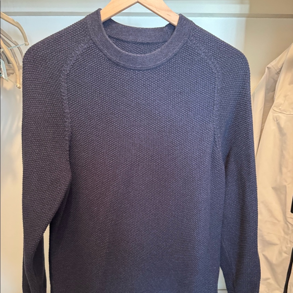 Lululemon men’s navy blue sweater
